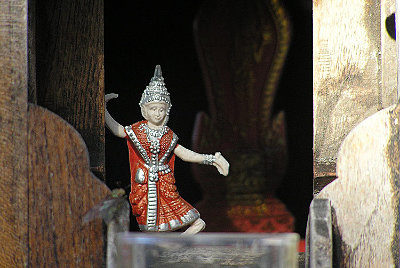 Small Thai dancer keeps the spirit house occupied